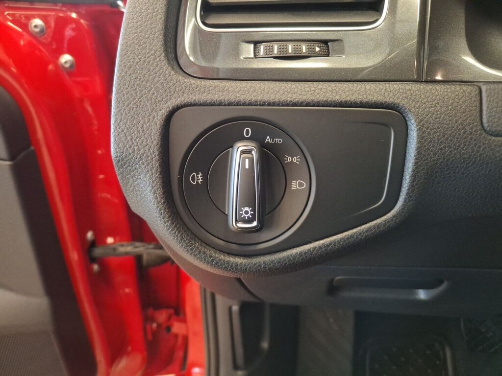 Volkswagen Golf 2018 Punainen