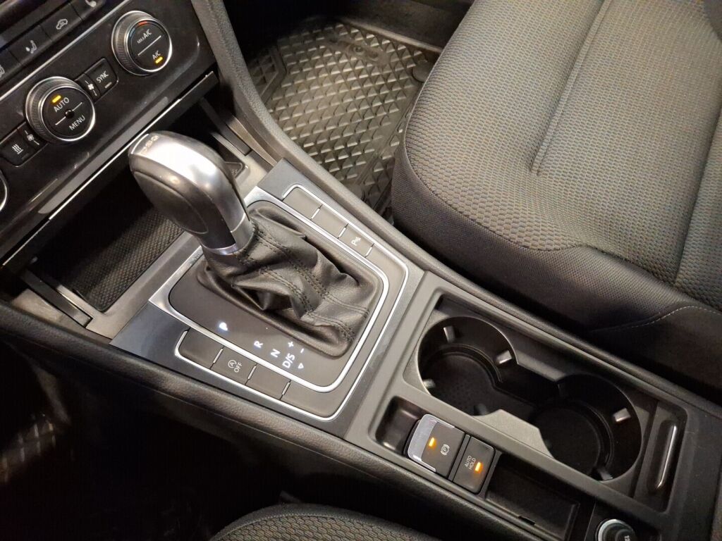 Volkswagen Golf 2018 Punainen