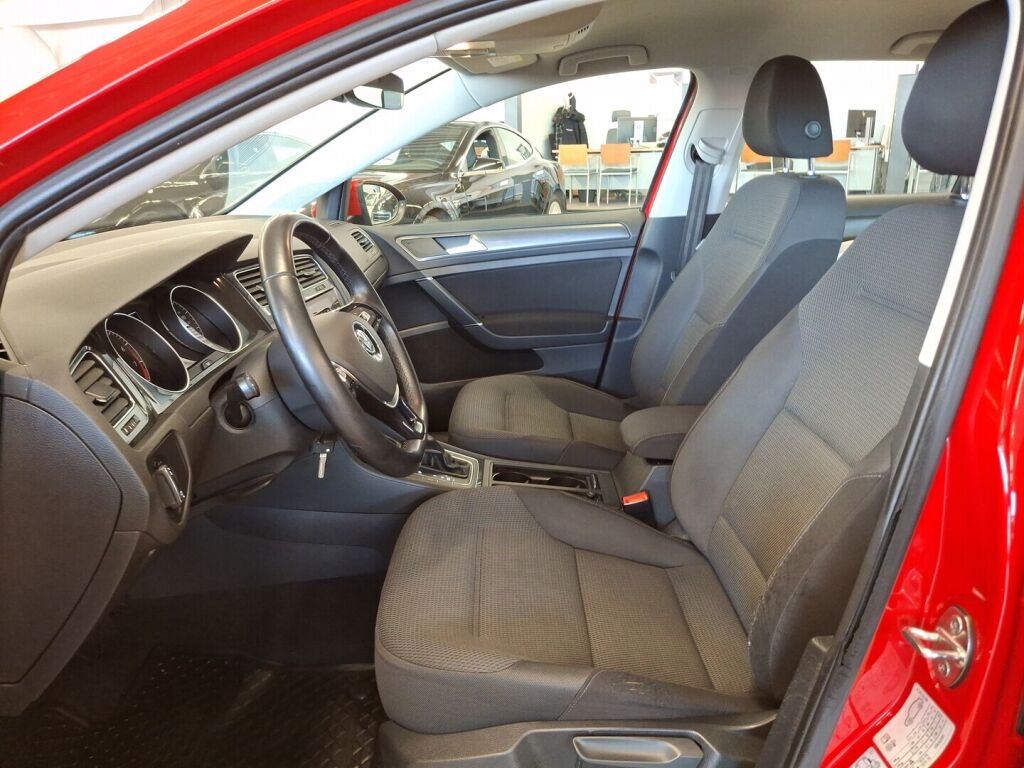 Volkswagen Golf 2018 Punainen