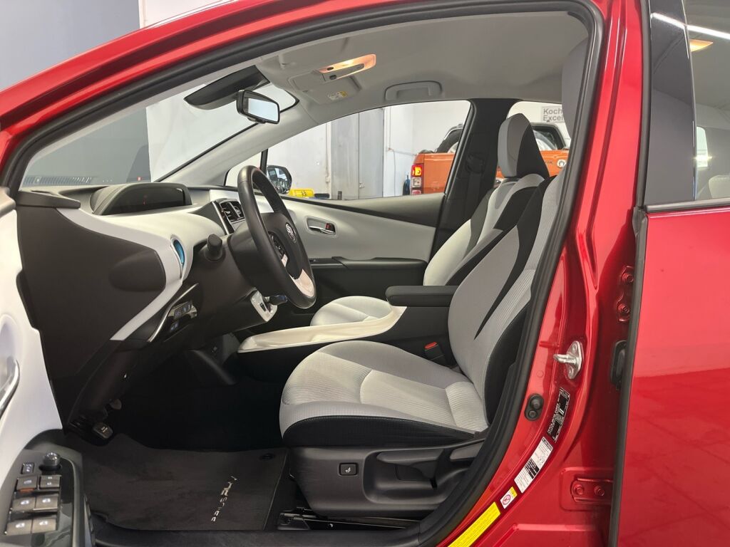 Toyota Prius Plug-in 2018 Punainen