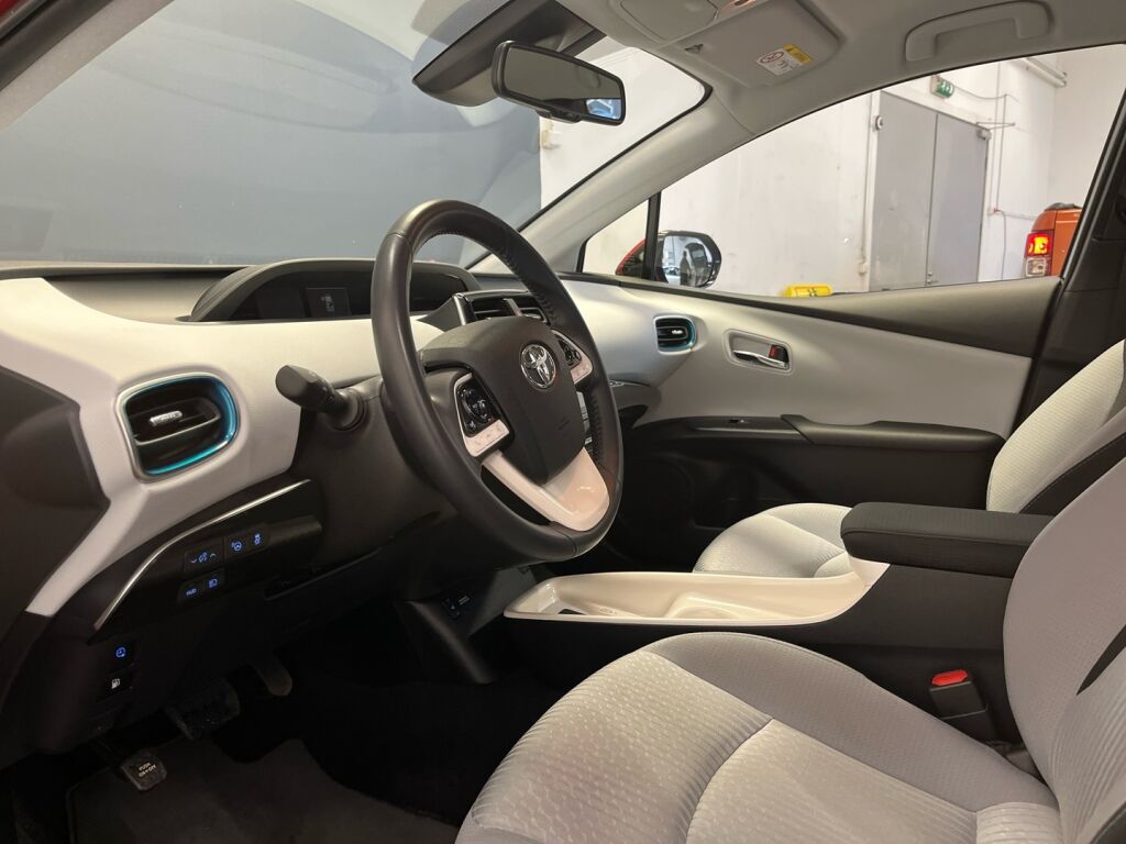 Toyota Prius Plug-in 2018 Punainen