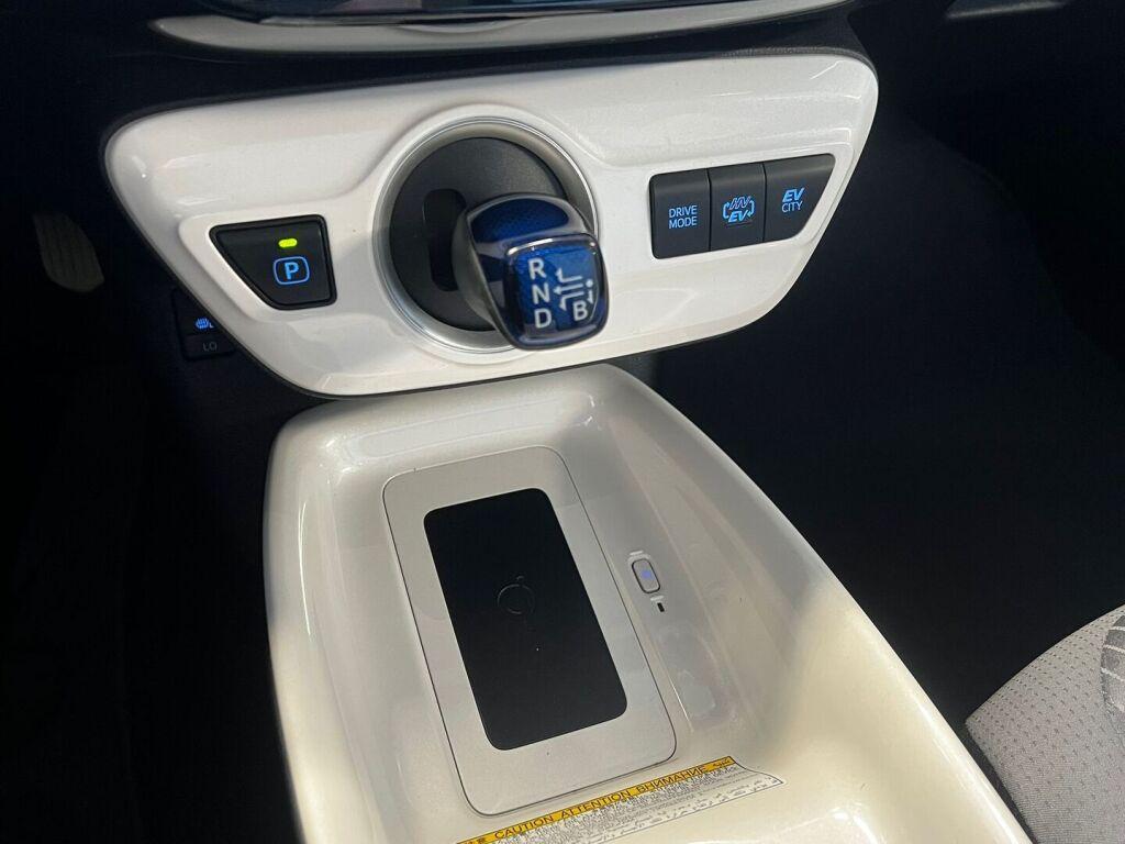 Toyota Prius Plug-in 2018 Punainen