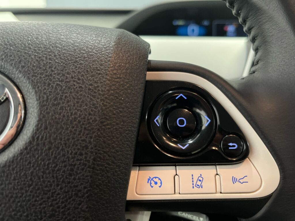 Toyota Prius Plug-in 2018 Punainen