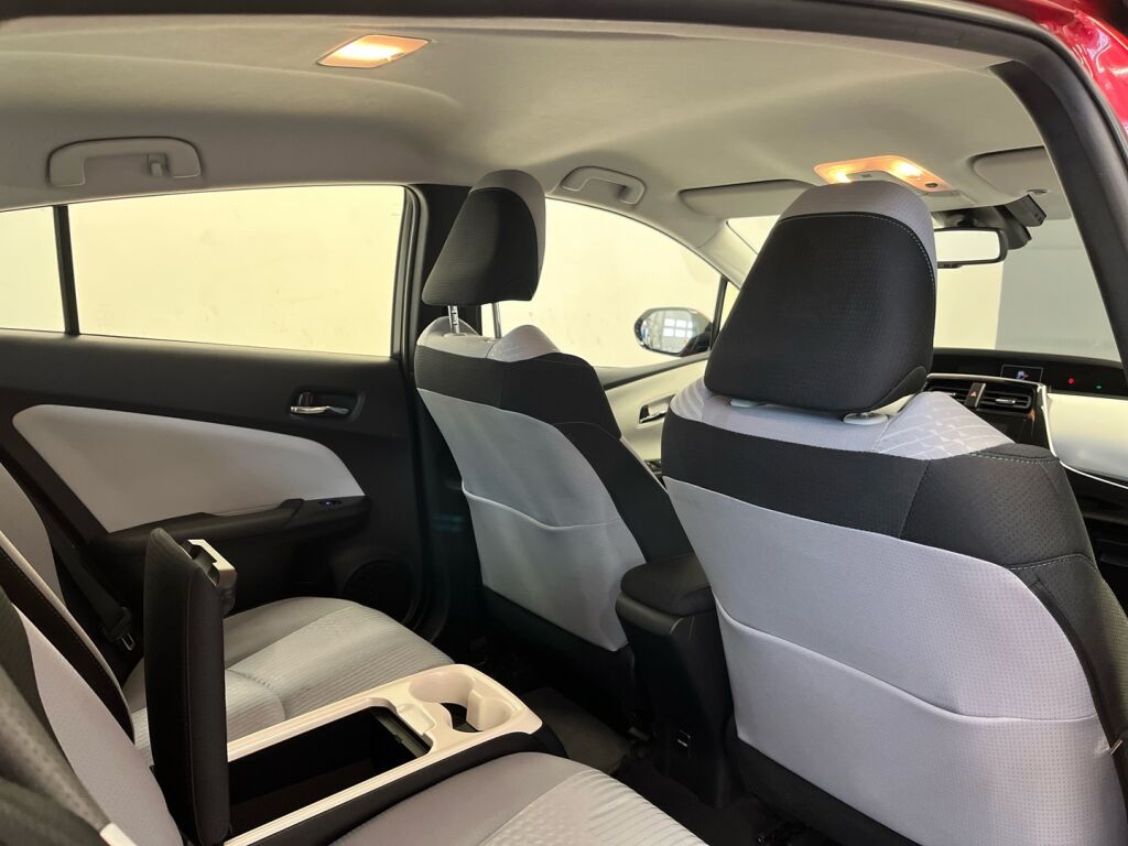 Toyota Prius Plug-in 2018 Punainen