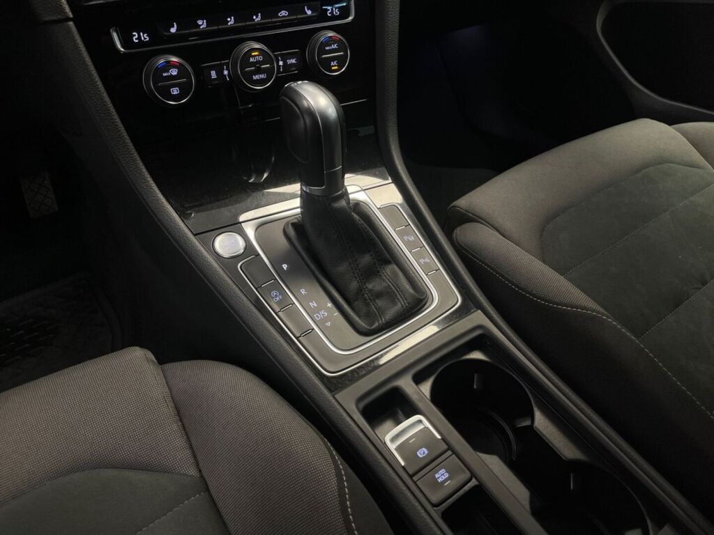 Volkswagen Golf 2018 Valkoinen
