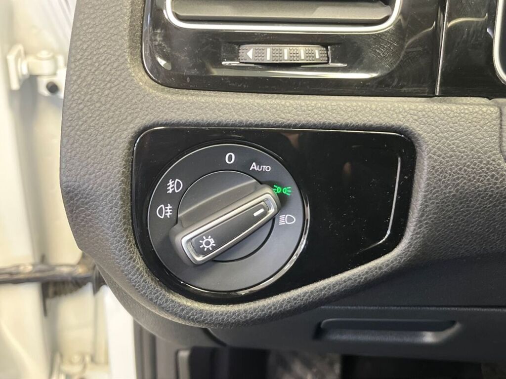 Volkswagen Golf 2018 Valkoinen