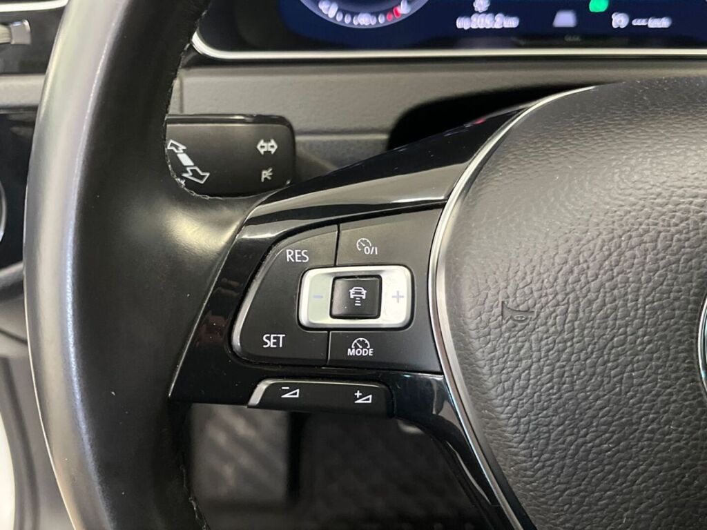 Volkswagen Golf 2018 Valkoinen
