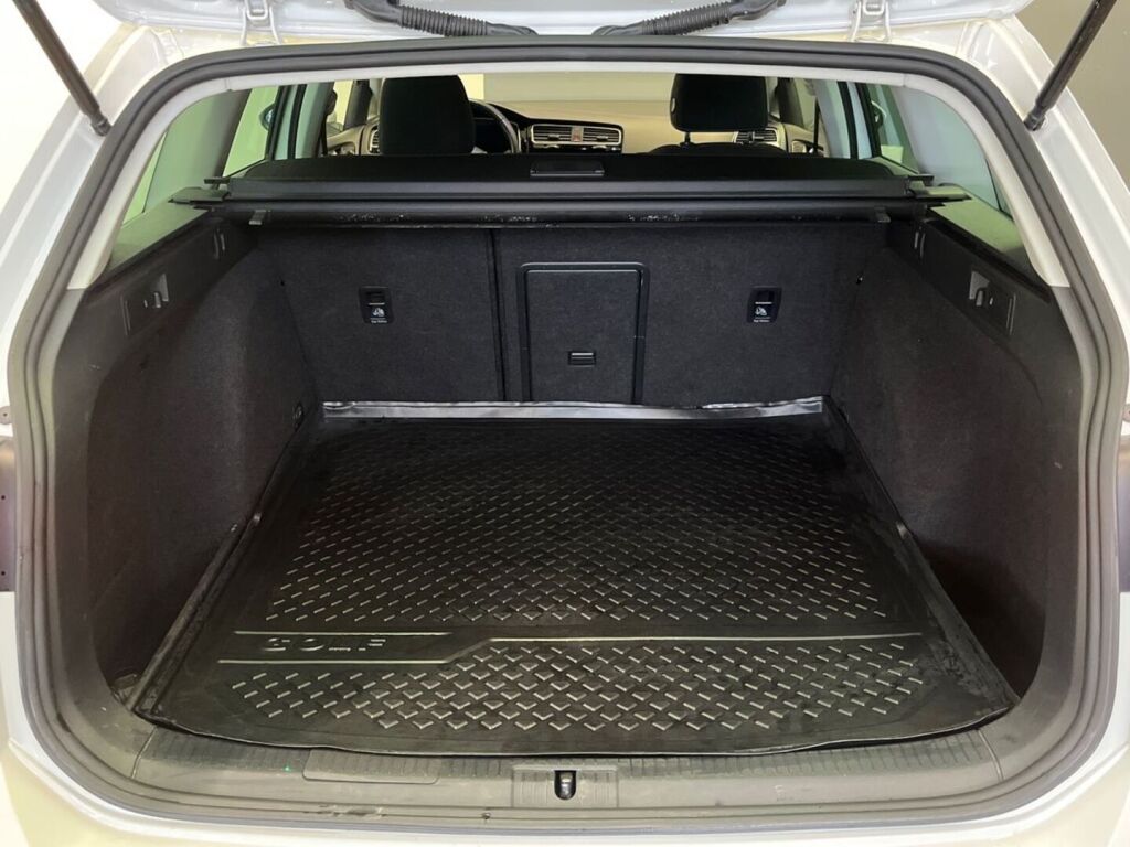 Volkswagen Golf 2018 Valkoinen