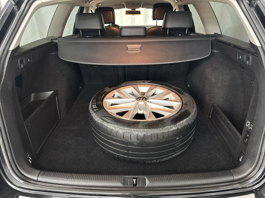 Volkswagen Passat 2014 Musta