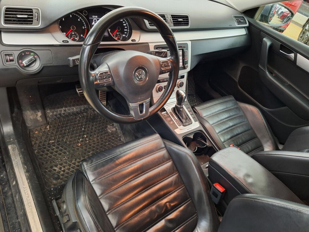 Volkswagen Passat 2014 Musta