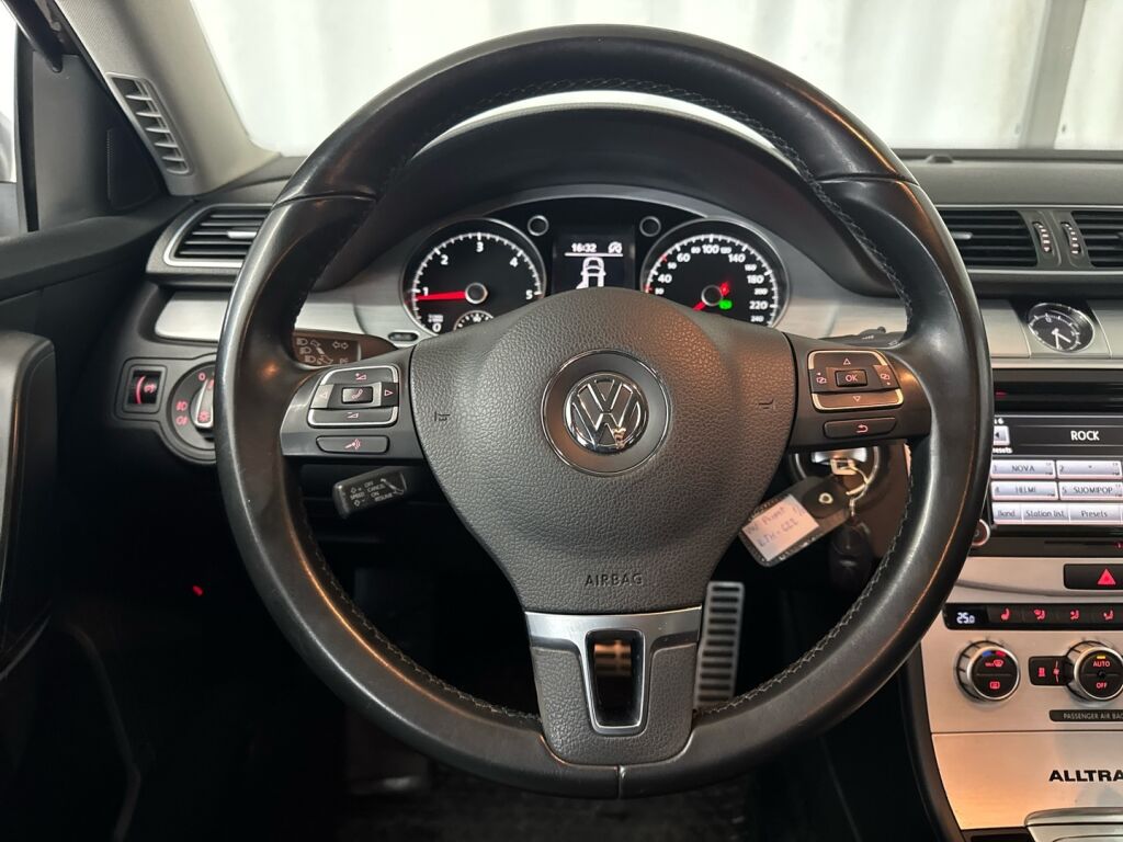 Volkswagen Passat 2014 Musta