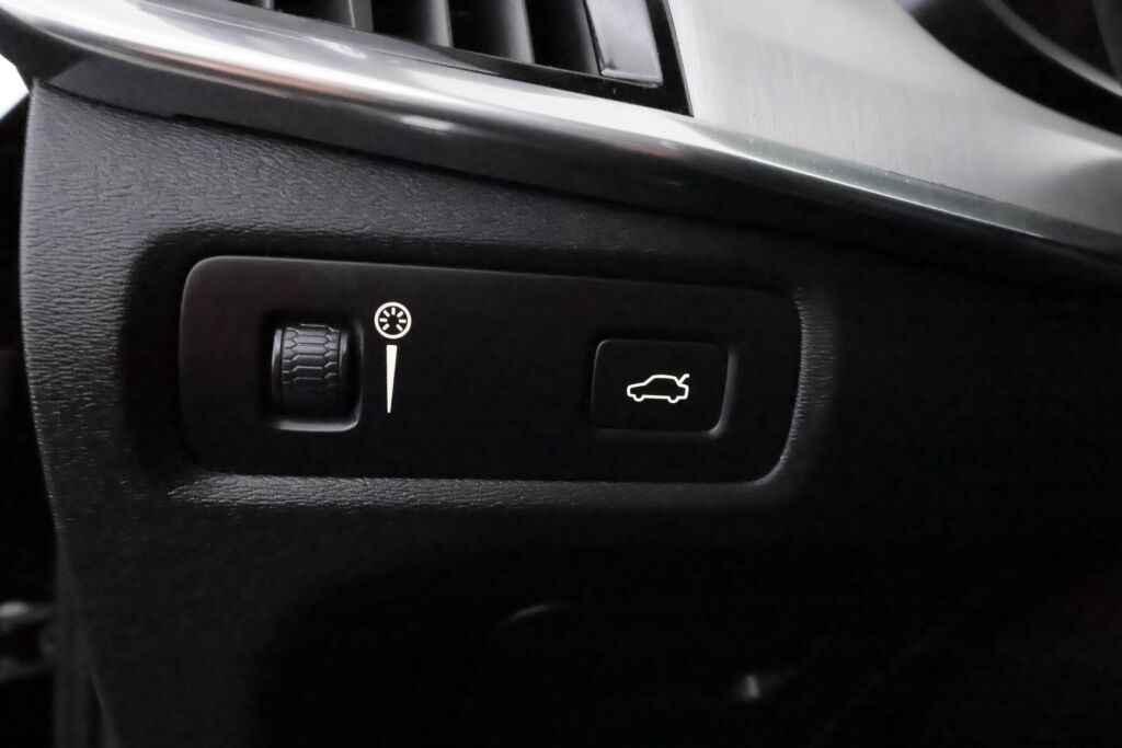 Volvo V90 2018 Musta