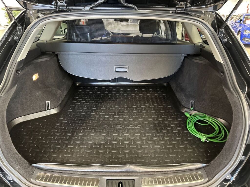 Toyota Avensis 2018 Musta