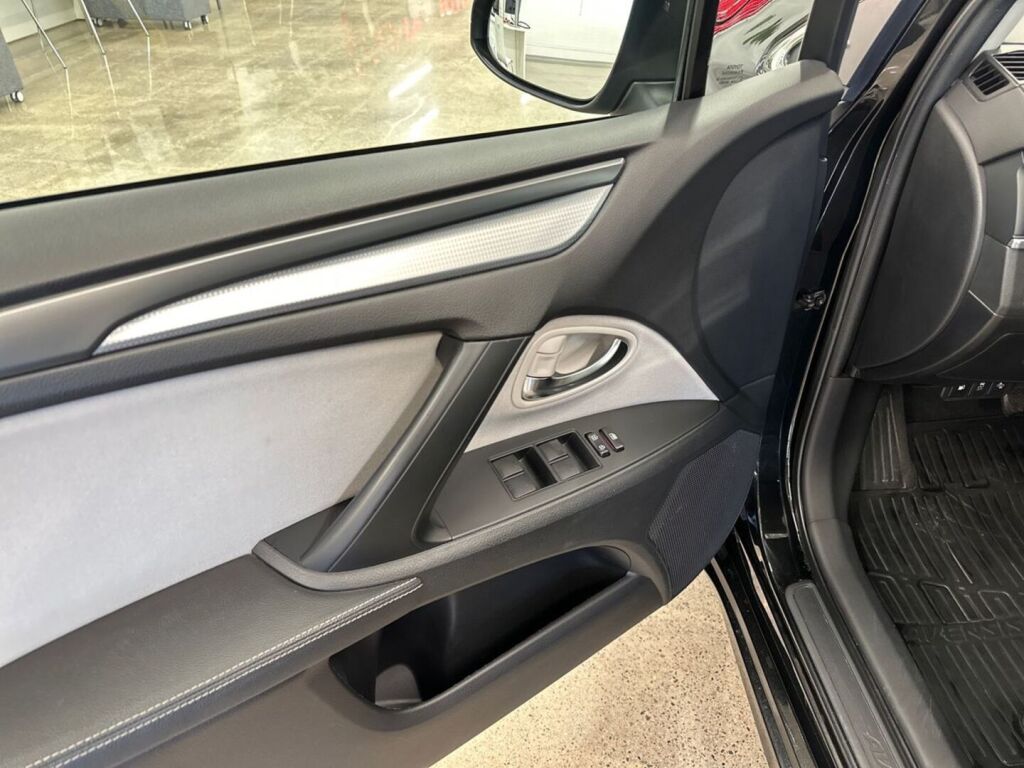 Toyota Avensis 2018 Musta