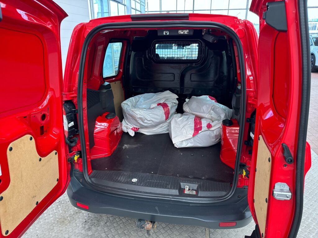Ford Transit Courier 2018 Punainen