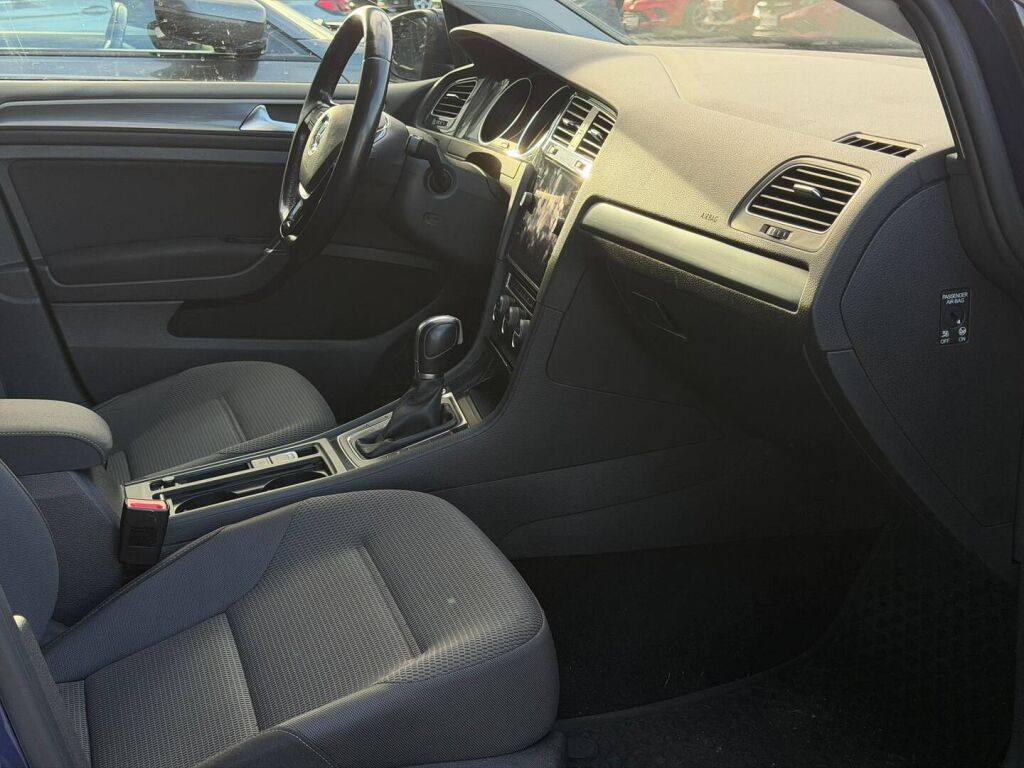 Volkswagen Golf 2019 Sininen
