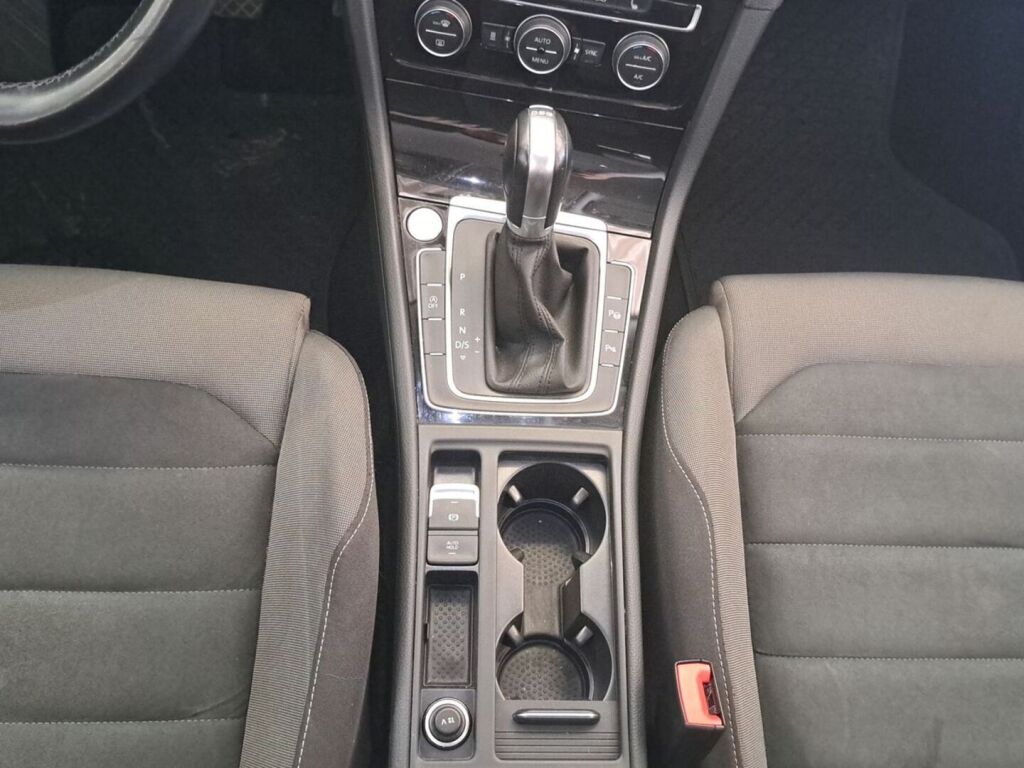 Volkswagen Golf 2019 Valkoinen