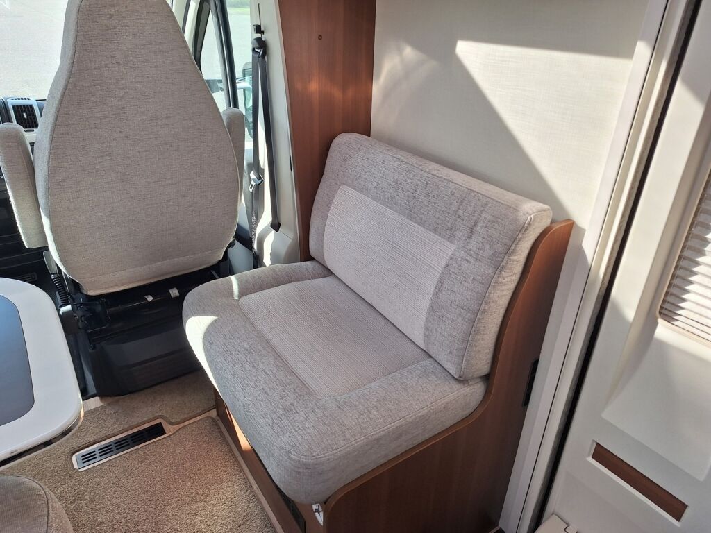 LMC T711 Cruiser Premium 2019 Valkoinen