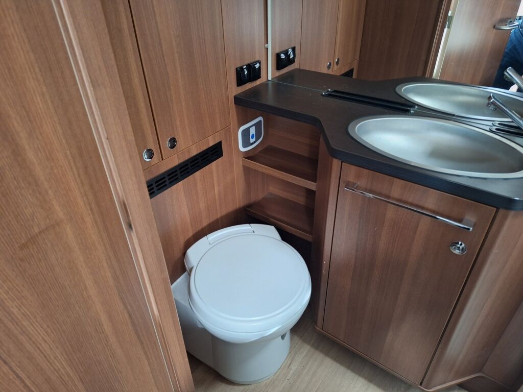 LMC T711 Cruiser Premium 2019 Valkoinen