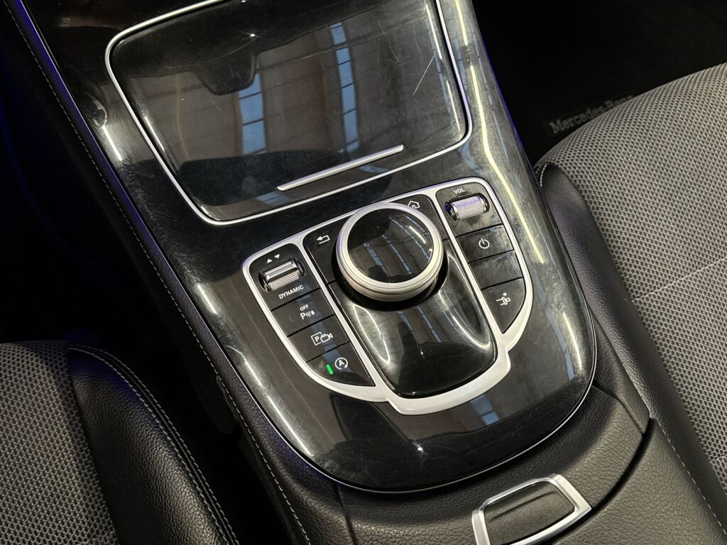 Mercedes-Benz E 2017 Punainen