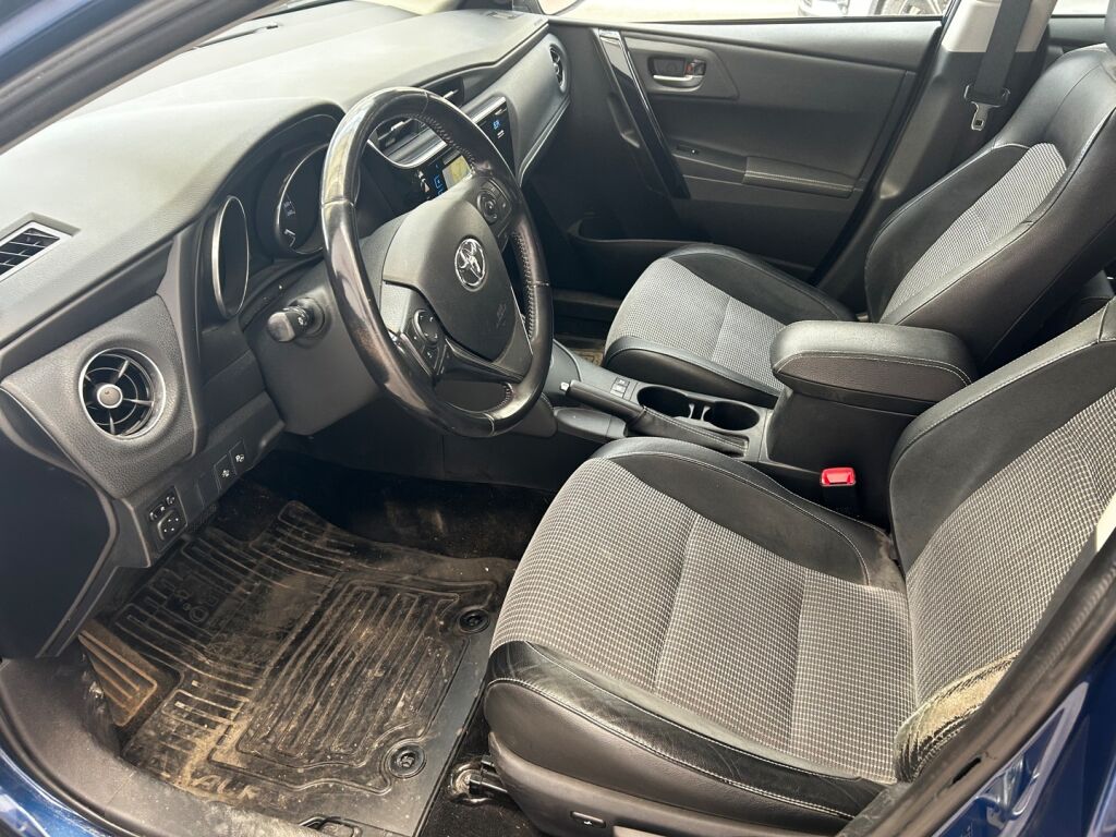 Toyota Auris 2015 Sininen