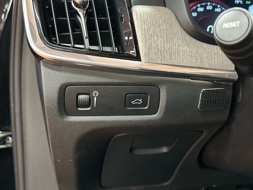 Volvo S90 2021 Musta