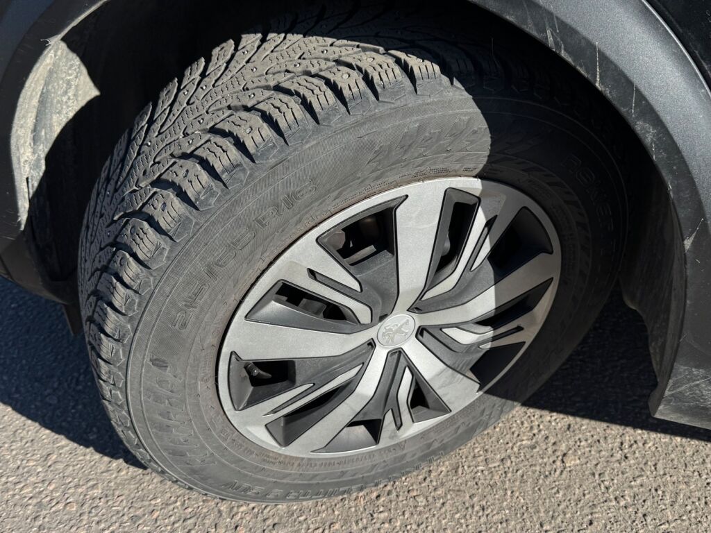 Peugeot 2008 2020 Musta