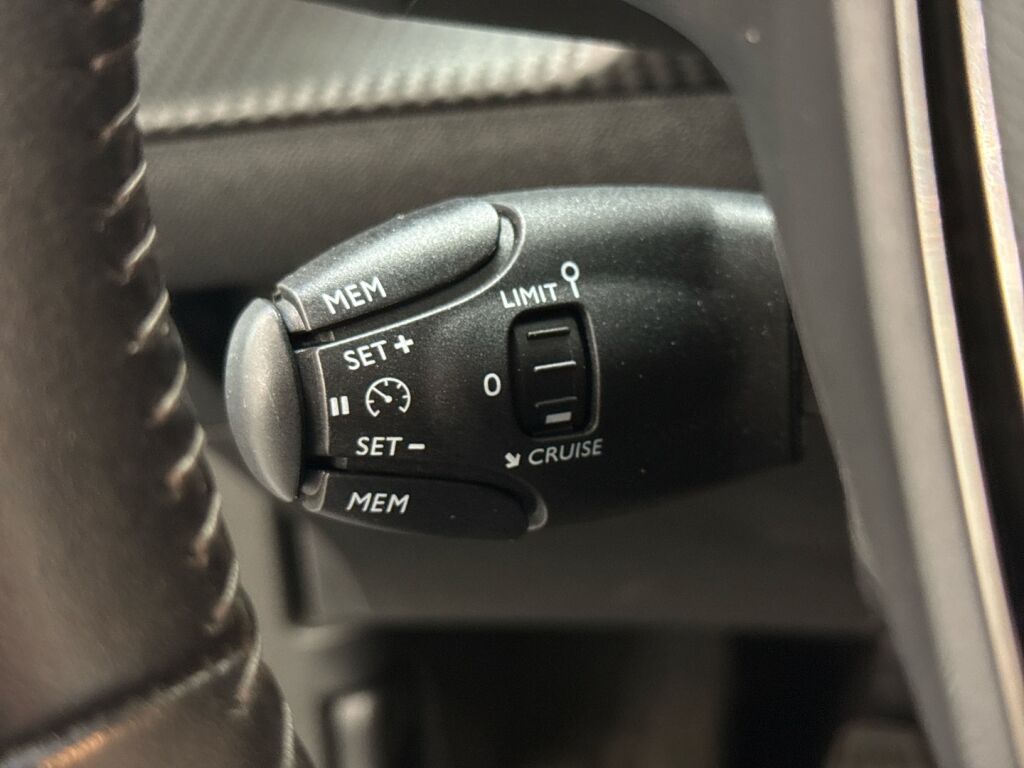 Peugeot 2008 2020 Musta