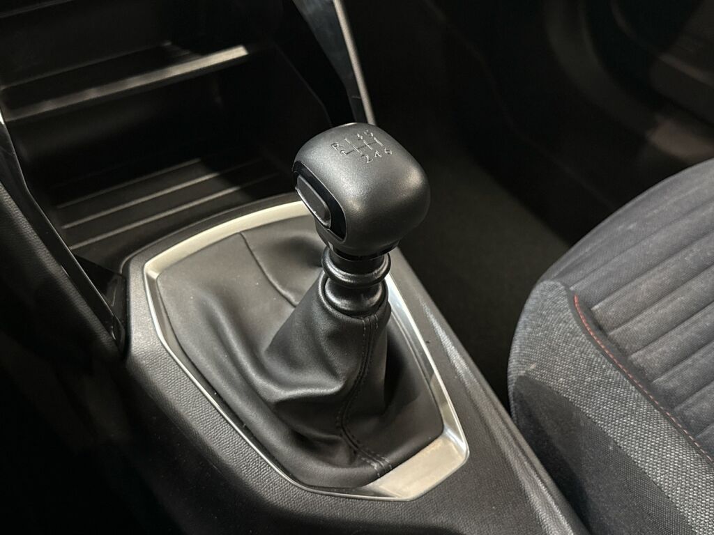 Peugeot 2008 2020 Musta