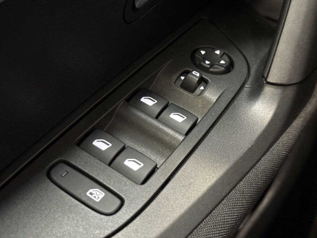 Peugeot 2008 2020 Musta