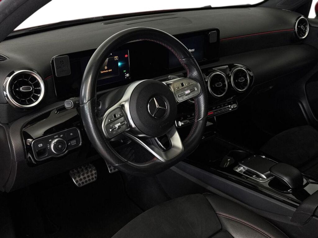 Mercedes-Benz A 2018 Punainen