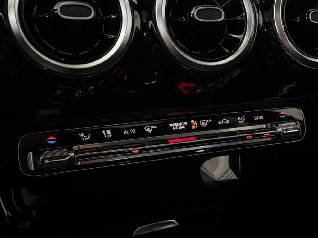 Mercedes-Benz A 2018 Punainen