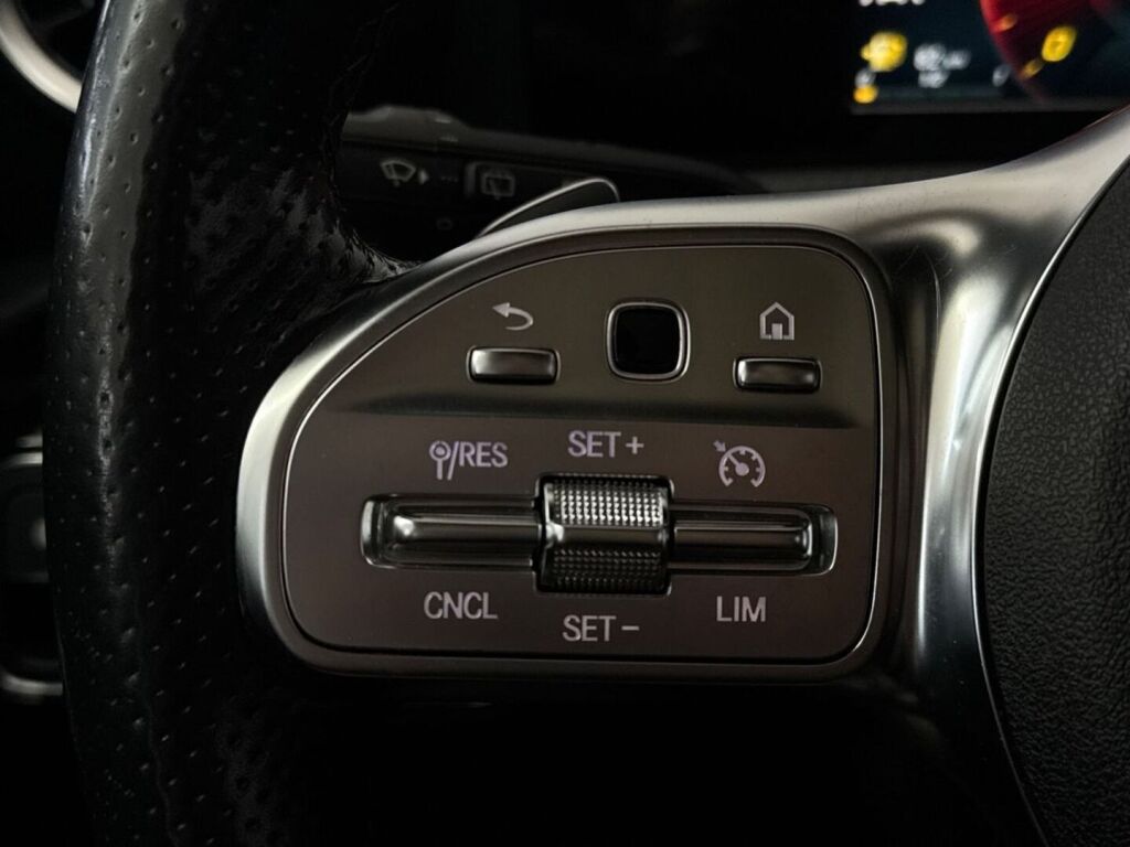 Mercedes-Benz A 2018 Punainen