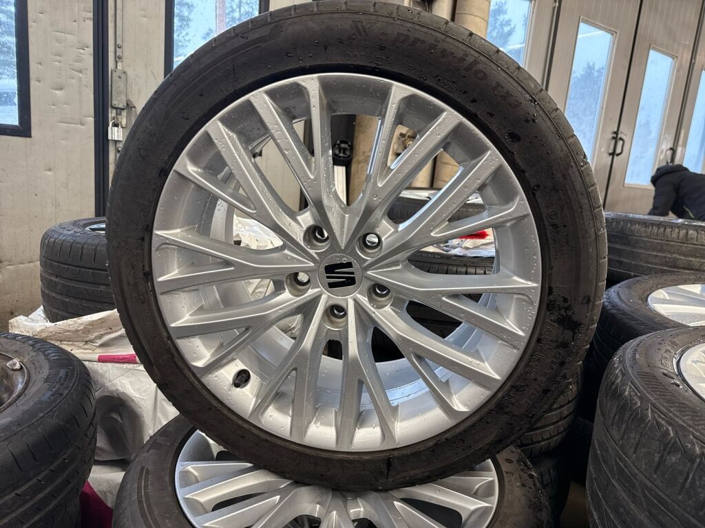 Seat Leon 2021 Punainen