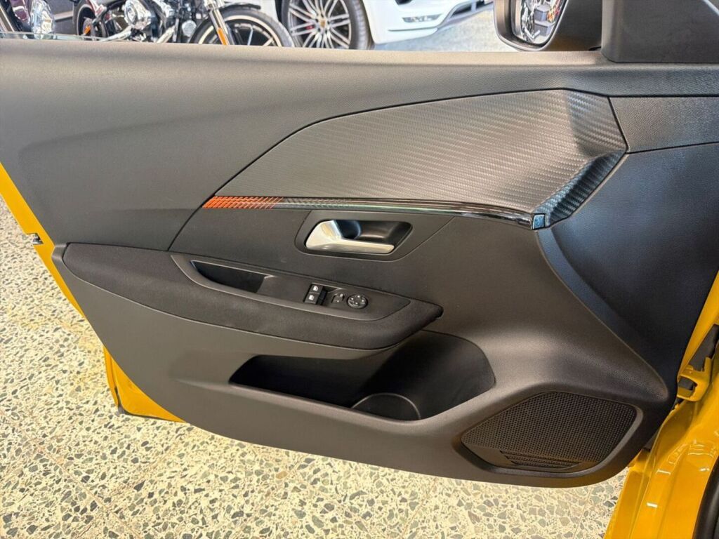 Peugeot 208 2021 Oranssi