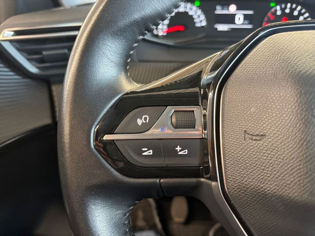 Peugeot 208 2021 Oranssi