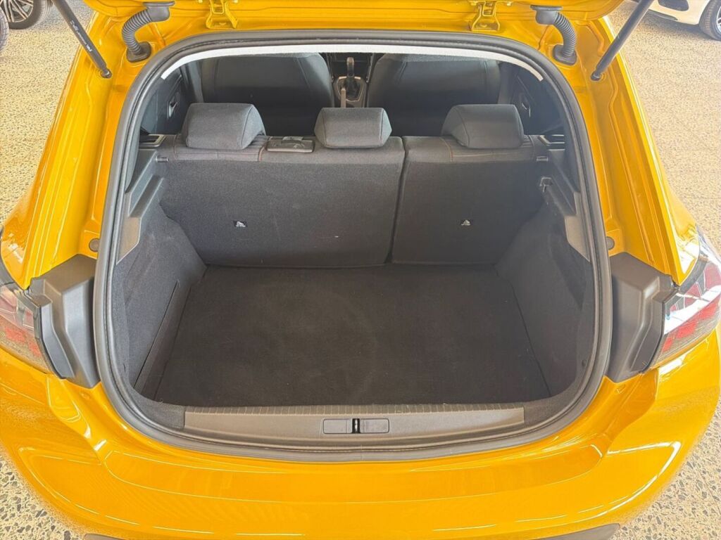 Peugeot 208 2021 Oranssi
