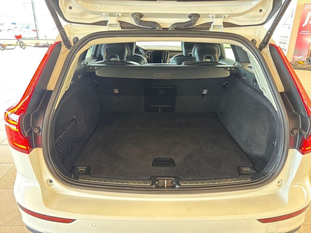 Volvo V60 2021 Valkoinen