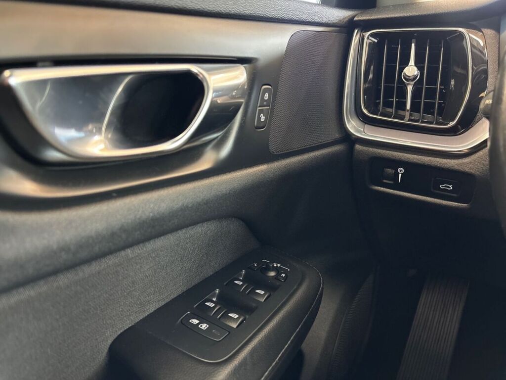 Volvo V60 2021 Valkoinen