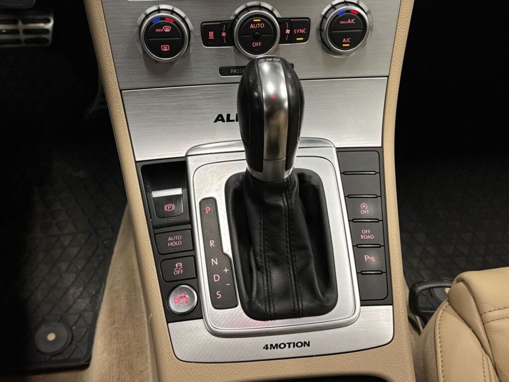 Volkswagen Passat 2014 Ruskea (beige)