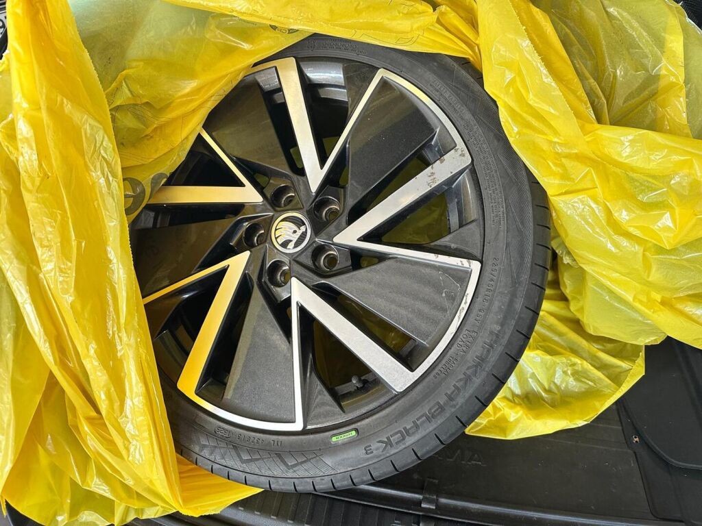 Skoda Octavia 2021 Musta