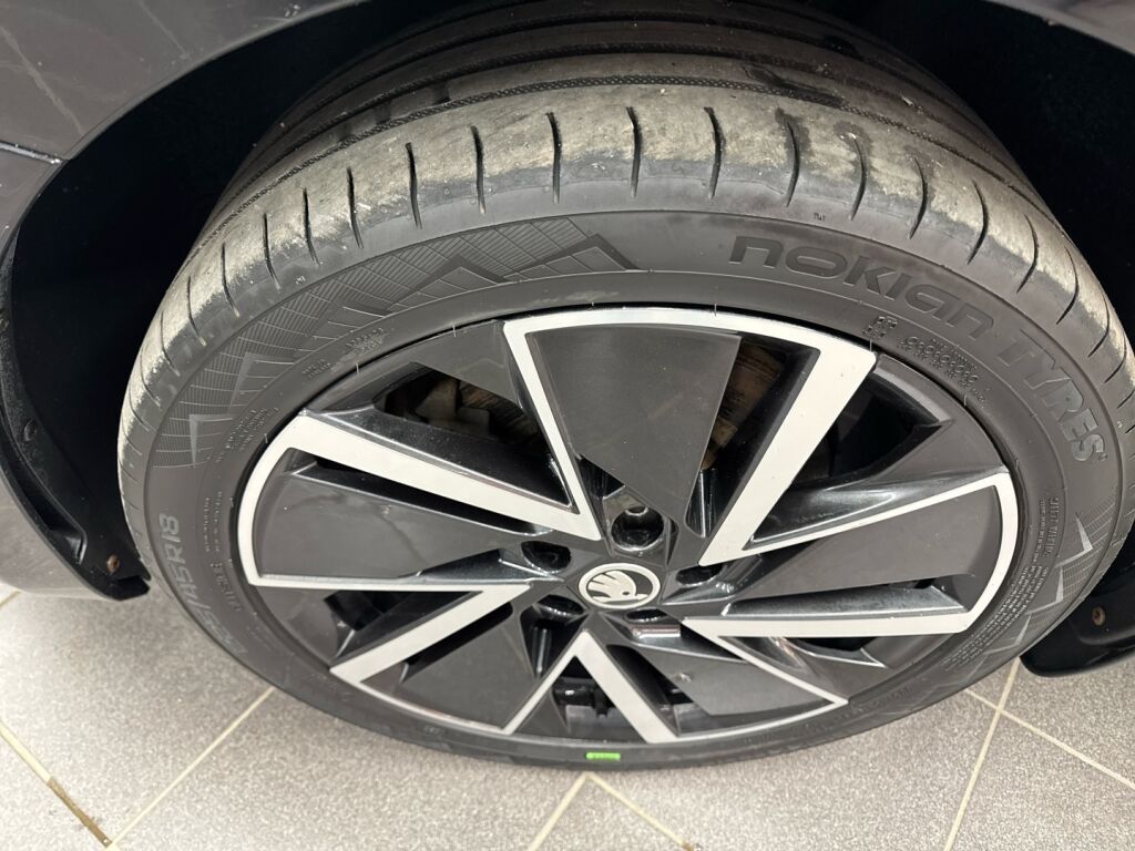 Skoda Octavia 2021 Musta