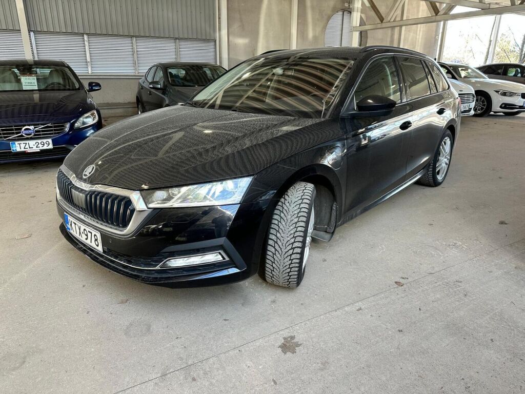Skoda Octavia 2021 Musta