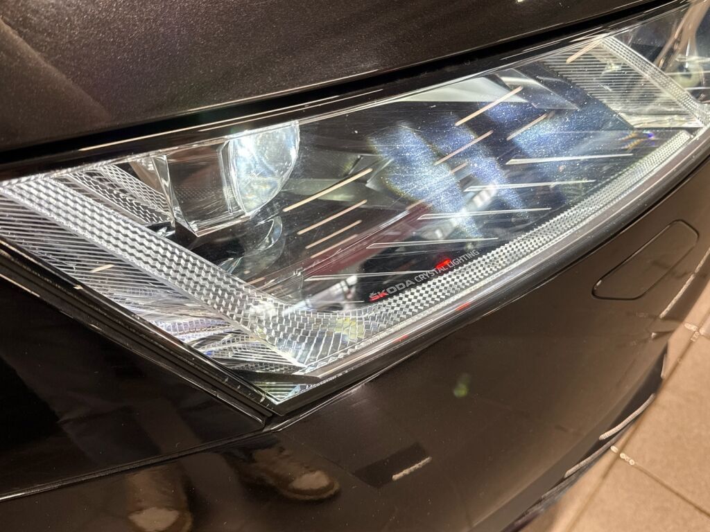 Skoda Octavia 2021 Musta