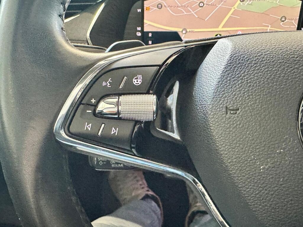 Skoda Octavia 2021 Musta