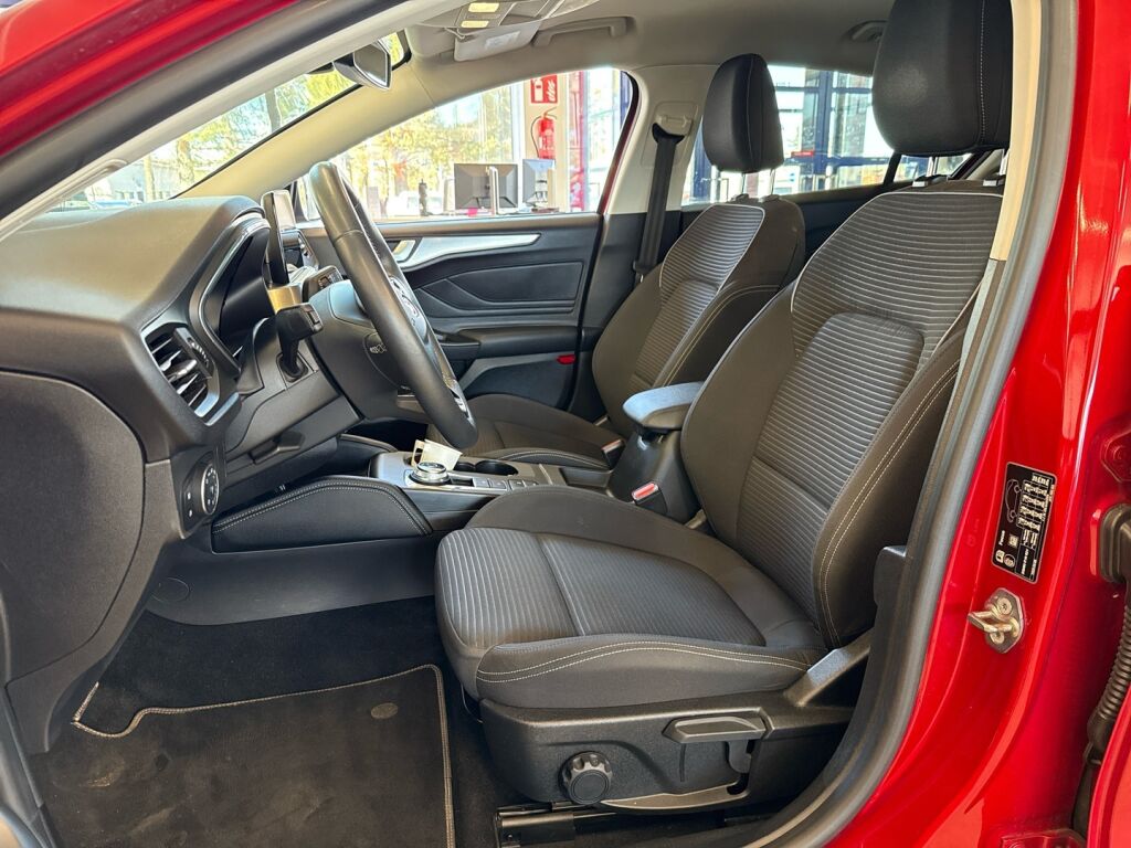 Ford Focus 2021 Punainen