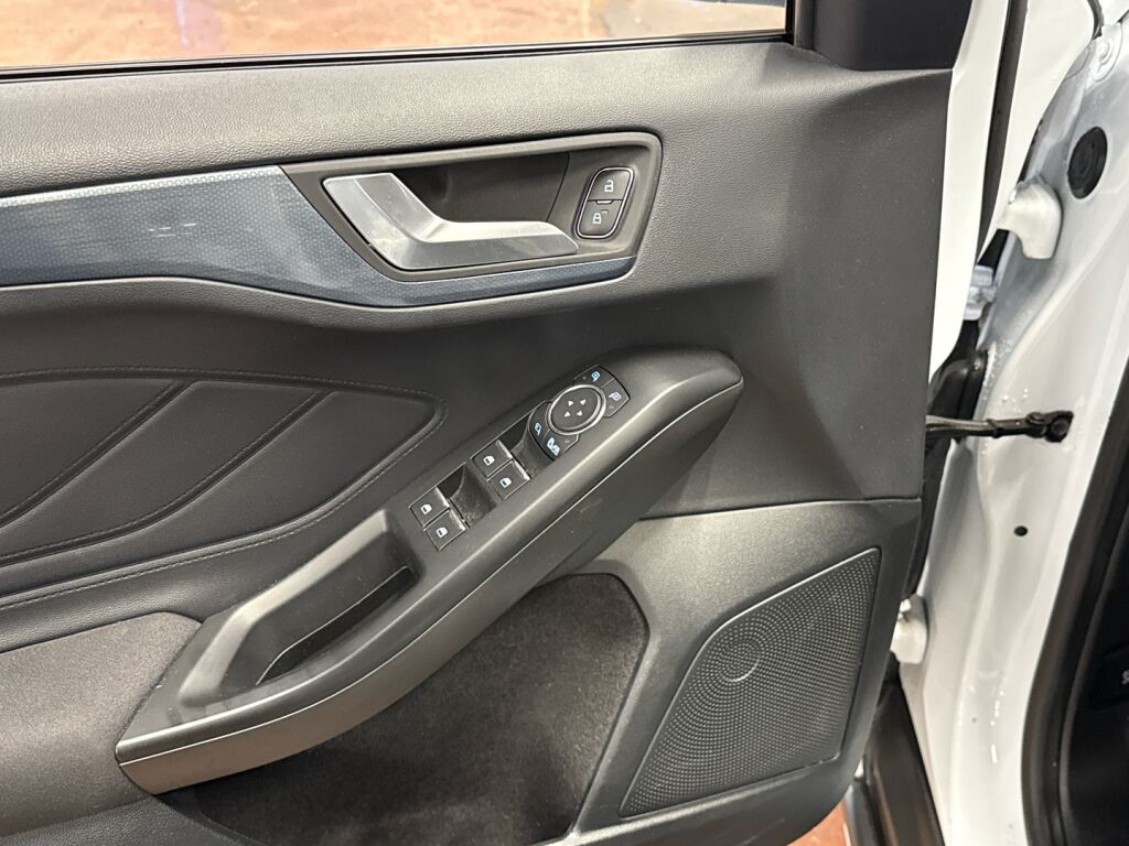 Ford Focus 2021 Valkoinen