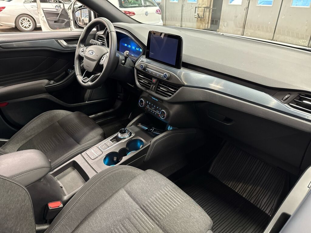 Ford Focus 2021 Valkoinen