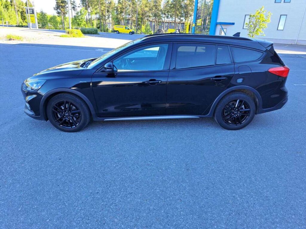 Ford Focus 2021 Musta