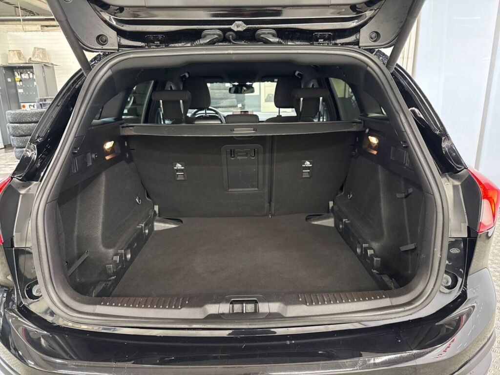 Ford Focus 2021 Musta